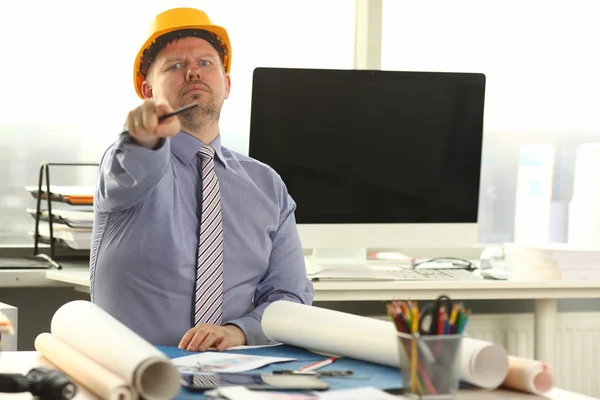 Arquiteto sério trabalhando no esboço da construção — Fotografia de Stock