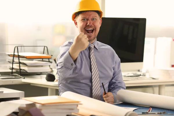 Arquitecto trabajando en la construcción de planos en Office — Foto de Stock