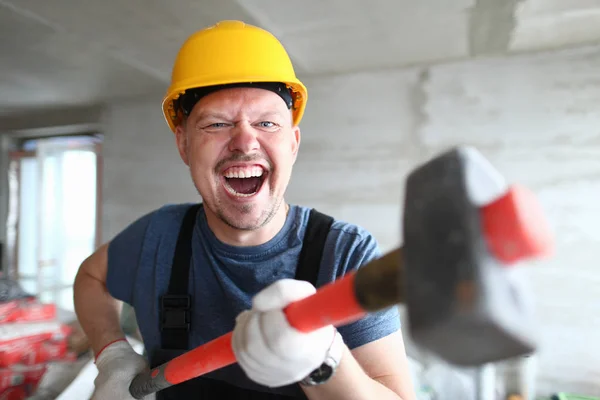 Construtor irritado segurando marreta e — Fotografia de Stock