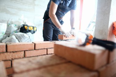 Erkek inşaatçı el eldiven tutan