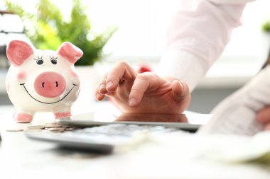 Aile giderlerini değerlendiren elektronik dijital tablet pc ile çalışan erkek el