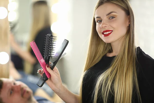 Professionell kvinnlig hårstylist med hårborste — Stockfoto