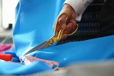 Terzilik Servisi Giydirme İşlemi Closeup Shot