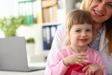 Sevimli küçük kız ziyaret aile Doktor ofis