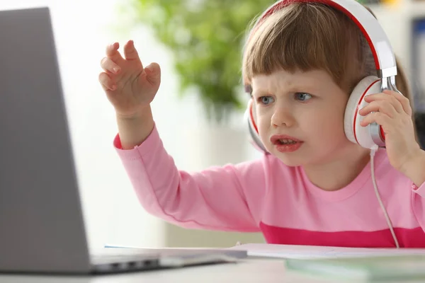 Niña usando auriculares usando computadora agresiva articulando — Foto de Stock