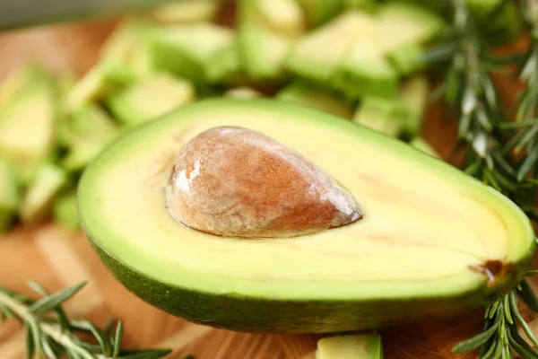 Tropische avocado fruit helft Holding bruin zaad — Stockfoto