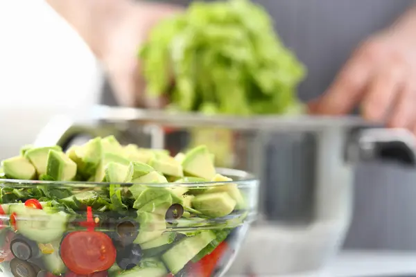 Sağlıklı doğranmış organik sebze avokado salatası — Stok fotoğraf