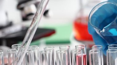 Koruyucu kıyafetli genç bilim adamı karışımı.