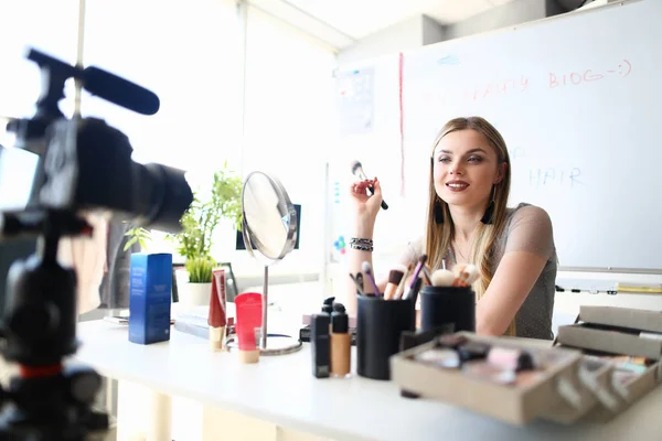 Belle fille enregistrement maquillage Beauté Conseils Vlog — Photo