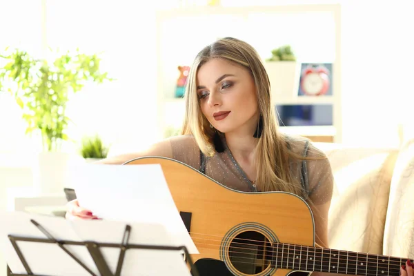 Home Guitar Граючи Урок Дівчина Тримає Інструмент — стокове фото