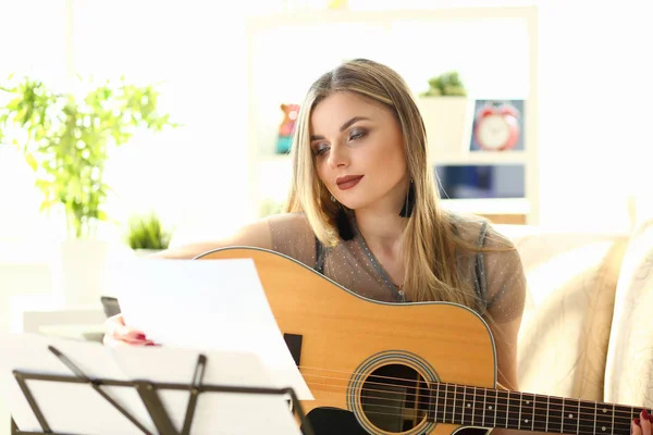 Início Guitarra Jogando Lição Menina Segure Instrumento — Fotografia de Stock