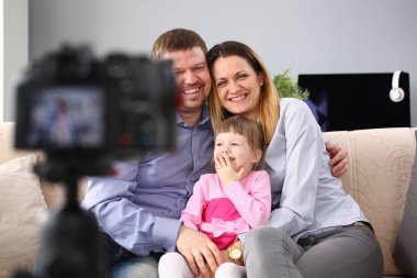 Genç aile oturmak mutlu yapma Fotoğraf oturumu portre kanepe