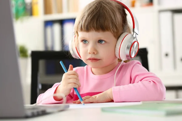 Menina usando fones de ouvido usar computador móvel — Fotografia de Stock