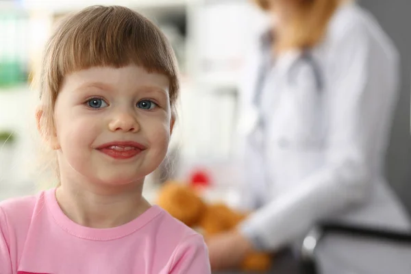 Милая маленькая девочка, посещающая офис семейного врача — стоковое фото