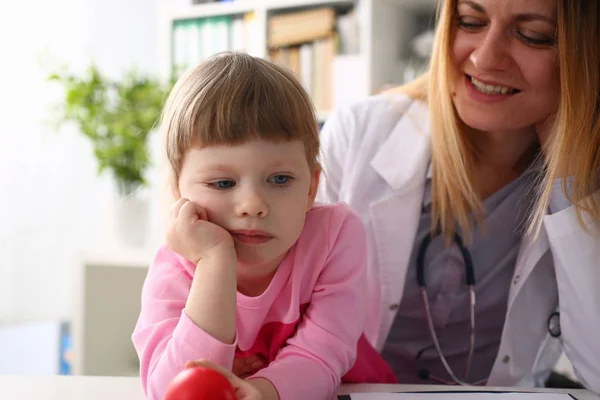 Linda niña visitando consultorio médico de familia — Foto de Stock