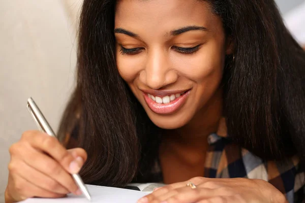 Sourire femme noire écrire histoire dans le carnet — Photo