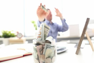 Zengin adam işyerinde para dolu büyük kavanoza Abd banknotlar atma