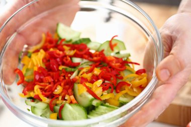 Erkek Hands Holding doğranmış sebze salatası Bowl