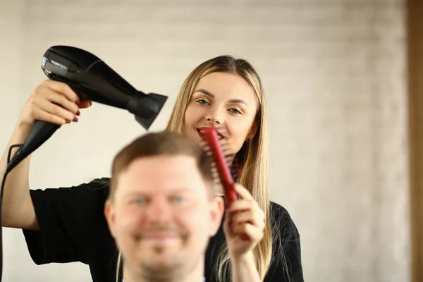 Νεαρό Hairdresser Drying αρσενικό μαλλιά από στεγνωτήρα μαλλιών — Φωτογραφία Αρχείου