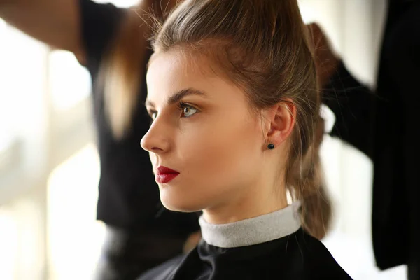 Jovem mulher cliente chegando corte de cabelo no salão de beleza — Fotografia de Stock
