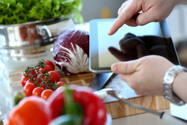 Man vlogger Işaret Vegan sebze Salata tarifi