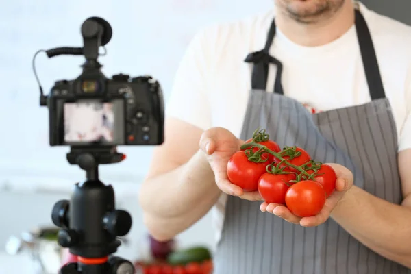 잘 익은 토마토 성분을 보여주는 동영상 블로거 요리사 — 스톡 사진