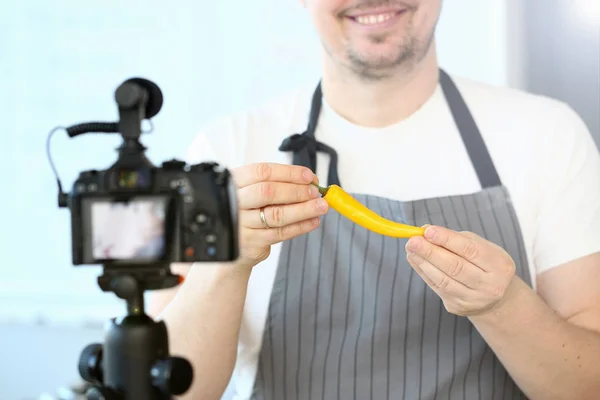 Vlogger sonriente mostrando pimiento picante amarillo picante — Foto de Stock