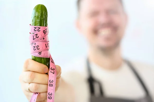 Smiling Chef Measuring Coiled Green Cucumber — Stock Photo, Image