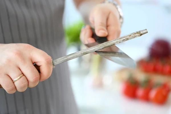 Chef Male Sharpening Fotografía del cuchillo inoxidable — Foto de Stock