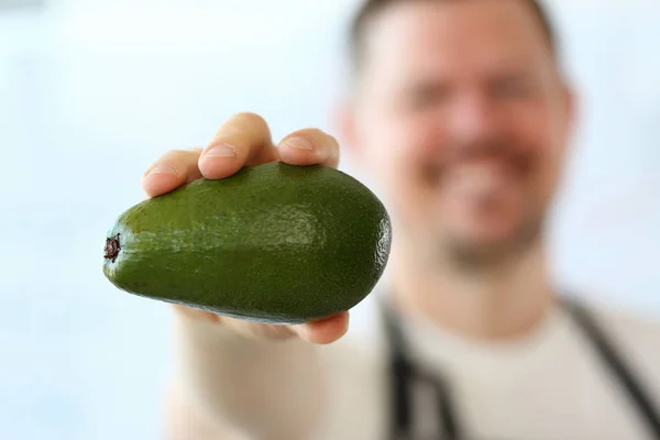 Chef mostrando fotografía de aguacate verde exótico —  Fotos de Stock