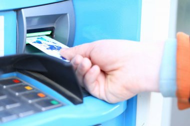 Erkek el Atm karşı kredi kartı tutun