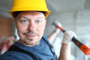 Kask içinde gülümseyen adam