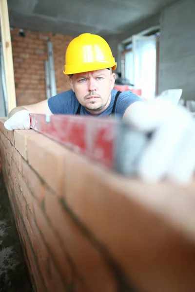 Profissional inteligente em hardhat — Fotografia de Stock