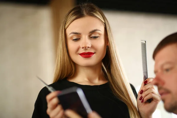 Kobieta Fryzjer patrząc na klienta Telefon komórkowy — Zdjęcie stockowe