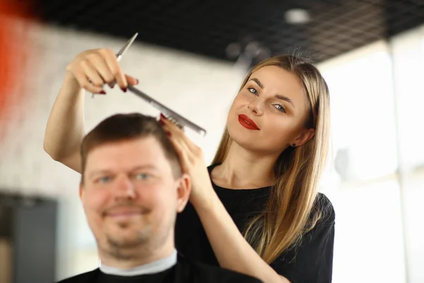 Kobieta Fryzjer czesanie mężczyzna klient w salon — Zdjęcie stockowe
