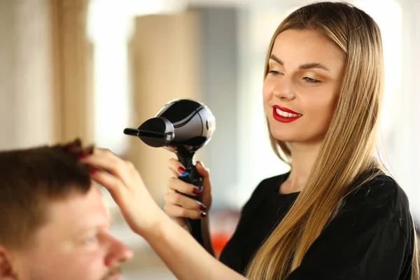 Женский парикмахер Сушильный мужской волос с феном — стоковое фото