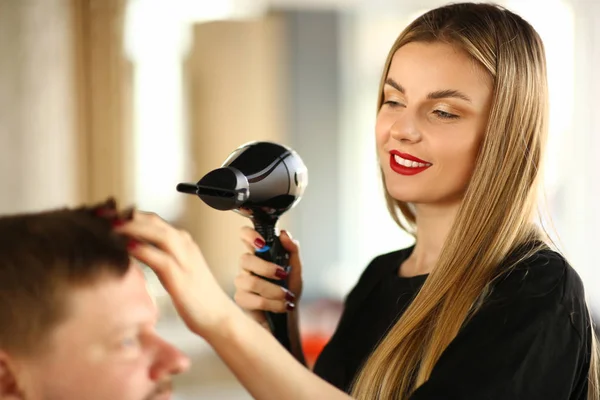 Donna Parrucchiere Asciugatura Capelli Maschi con Asciugacapelli — Foto Stock