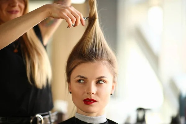 Parrucchiere taglio capelli a bionda Ritratto donna — Foto Stock