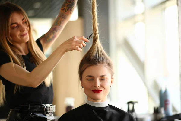 Tatuato stilista taglio capelli di chiuso occhi donna — Foto Stock