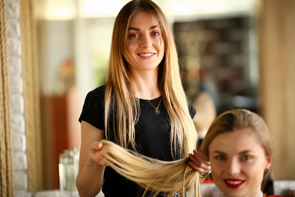 Genç Kuaför Kadın Müşterinin Saçını Tutuyor — Stok fotoğraf