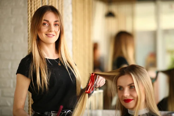 Cabeleireiro jovem Styling corte de cabelo para o cliente da menina — Fotografia de Stock