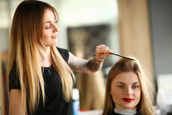 Professional Hairdresser Combing Girl Client Hair — Stock Photo, Image