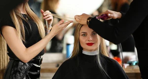 Belle femme Obtenir la coiffure dans le salon de beauté — Photo