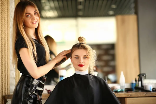 Cabeleireiro mulher e cliente com cabelo encaracolado — Fotografia de Stock
