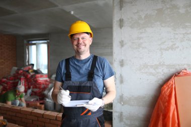 Odada poz veren gülümseyen adam