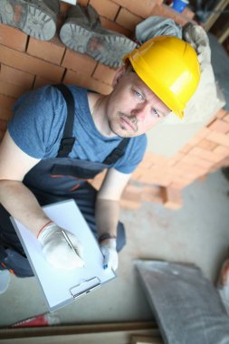Hardhat düşünceli işçi