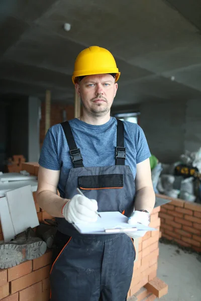 Poważny pracownik w hardhat — Zdjęcie stockowe