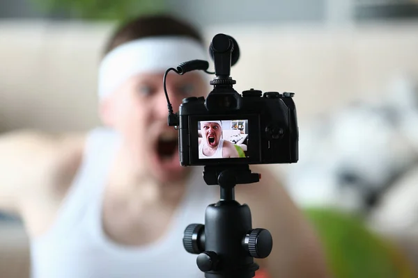 Registrazione professionale fotocamera digitale urlando uomo — Foto Stock