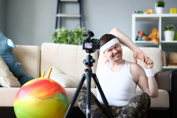 Щасливий блогер робить вправи на цифровій камері — стокове фото