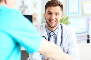 Hastane ofisinde poz gülümseyen doktor